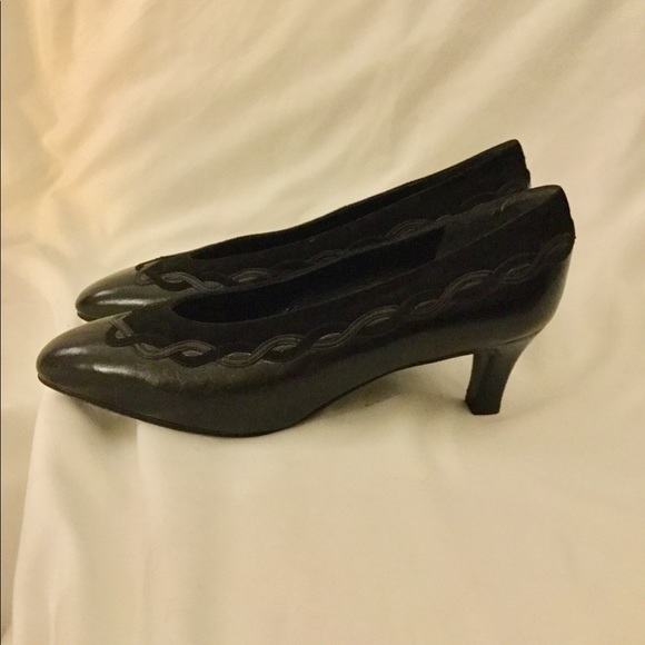 FENDI Black Low Heel Leather Shoe - Picture 3 of 4